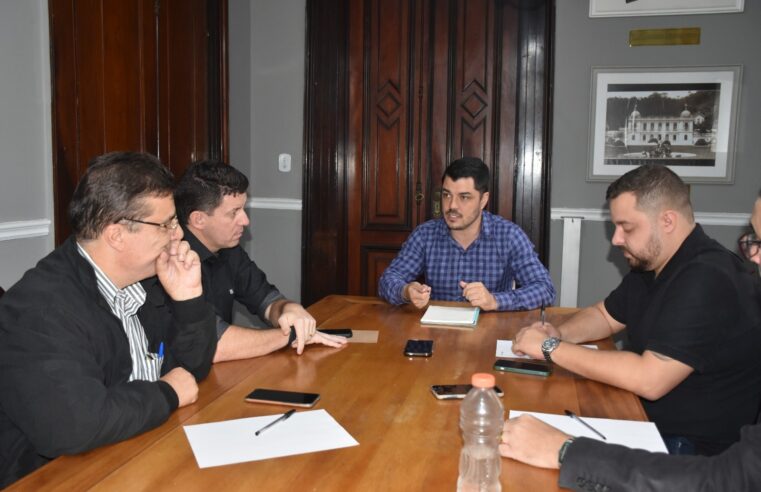 Comissão especial da Câmara de Petrópolis que trabalha na revisão do Código de Obras se reúne para discutir relatório prévio