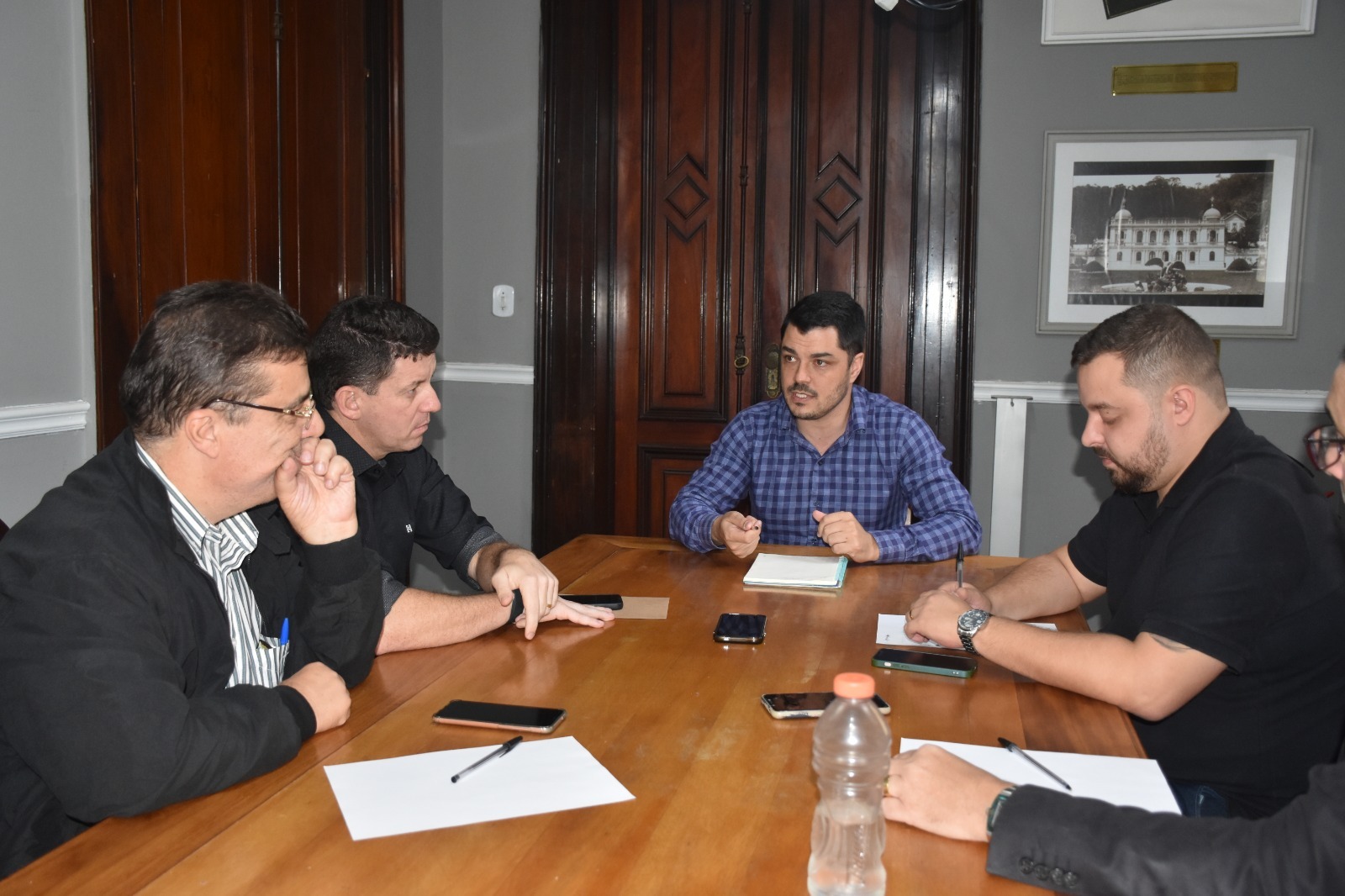 Comissão especial da Câmara de Petrópolis que trabalha na revisão do Código de Obras se reúne para discutir relatório prévio