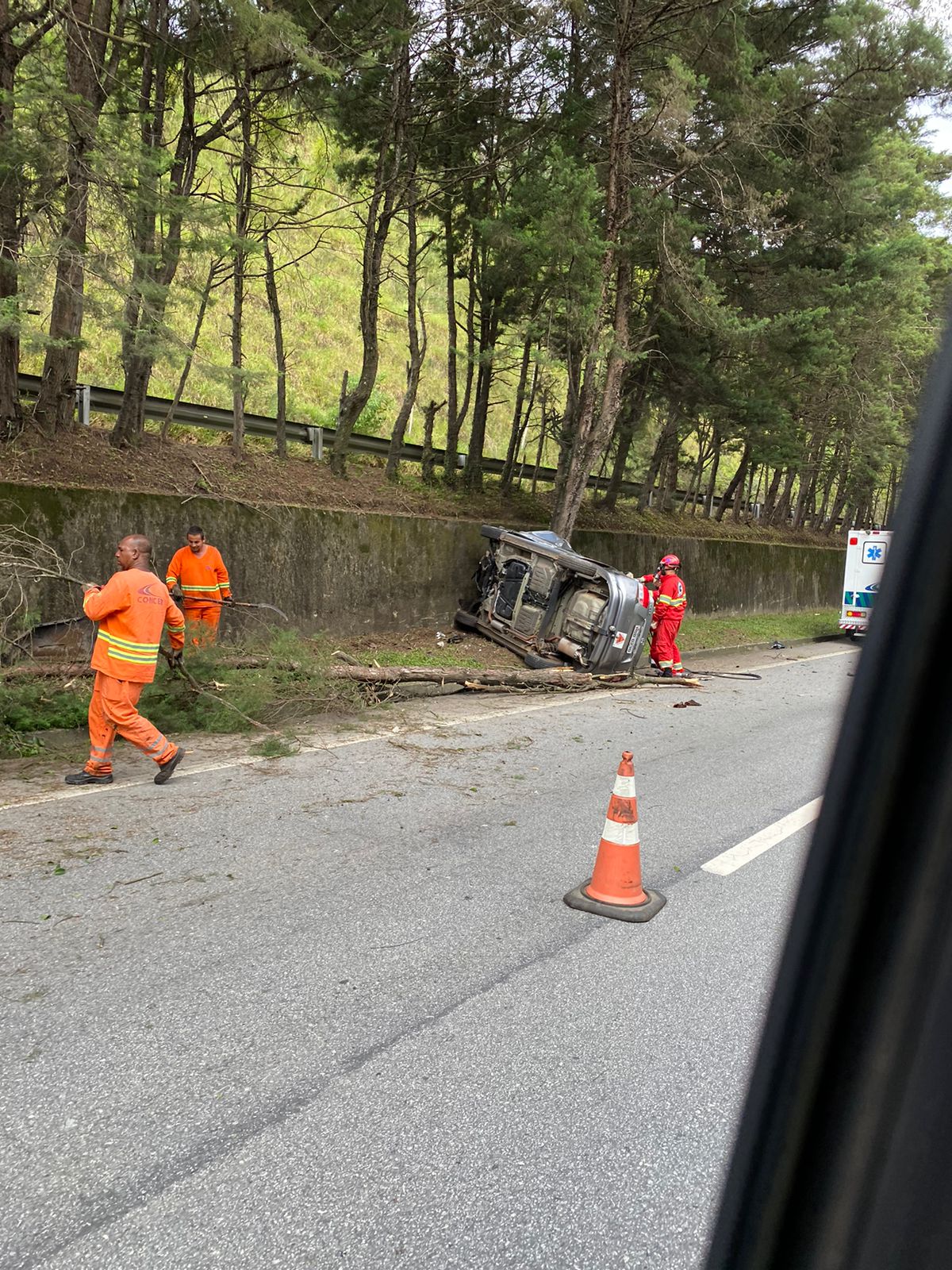 Grave acidente é registrado na BR-040, próximo ao retorno de Araras