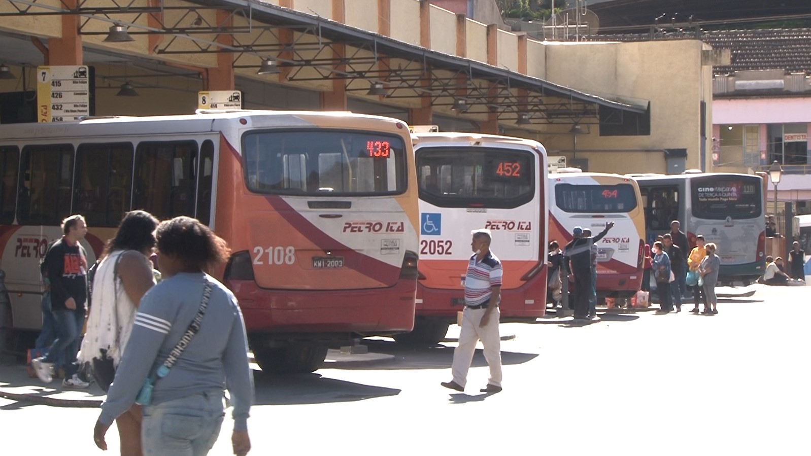 Agora é lei: idosos, grávidas, pessoas com crianças de colo e com deficiência têm preferência em qualquer assento dos ônibus