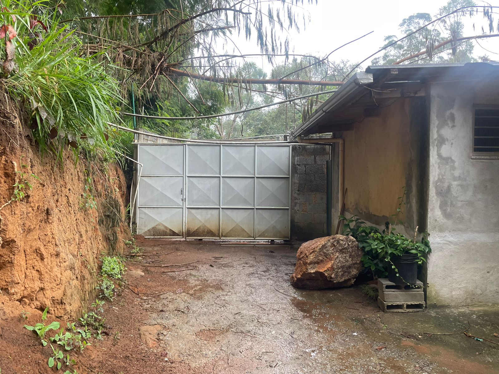 Uma semana após rolamento de pedra que atingiu casas no Bonfim, moradores temem que novo bloco rochoso atinja residências