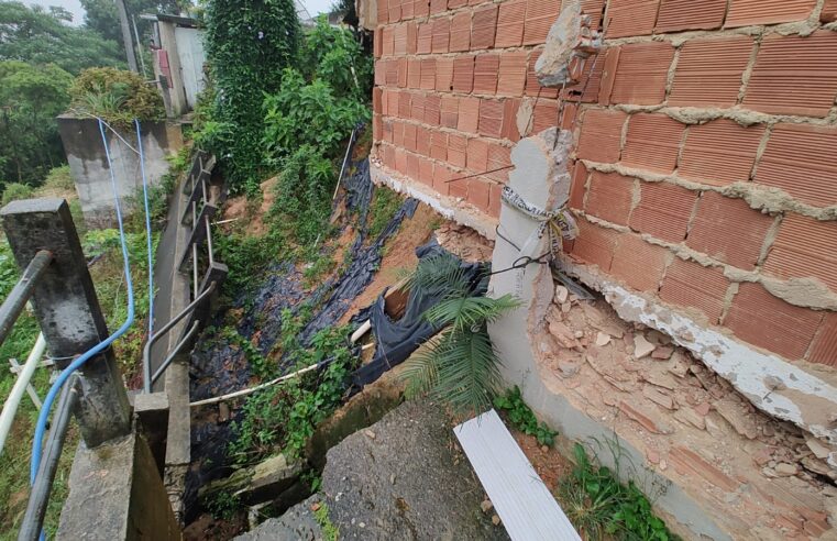Após muro de contenção ceder, casas correm risco de serem arrastadas no Quitandinha
