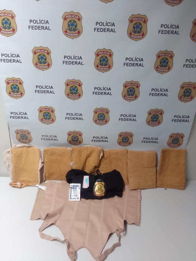Polícia Federal prende jovem paraguaia com 2,6kg de cocaína no Aeroporto do Galeão