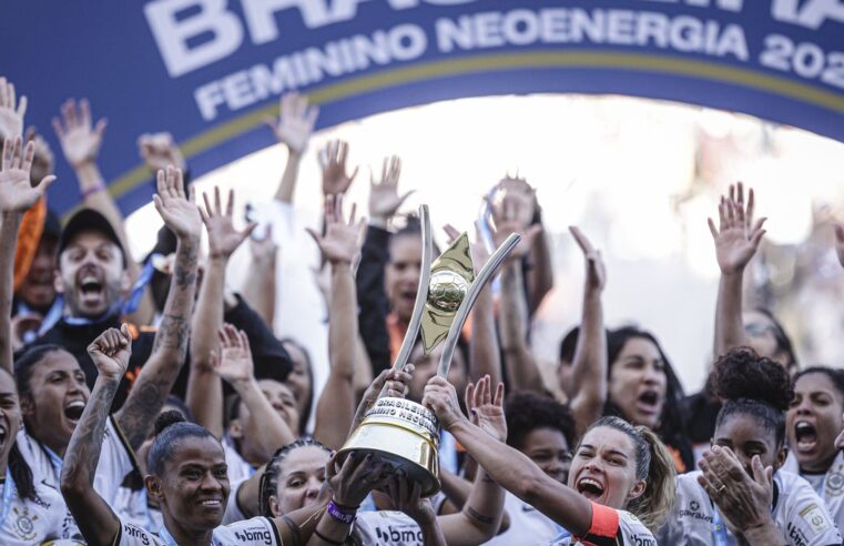 Jogadoras do Corinthians reprovam contratação de Cuca em rede social