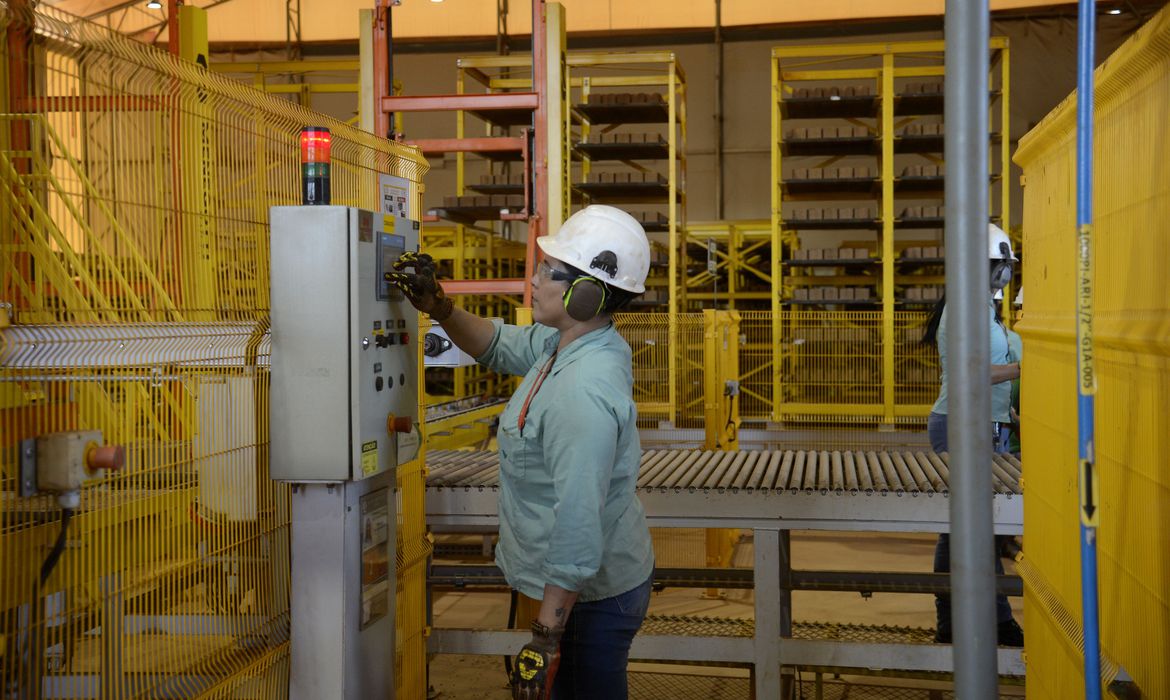 Produção industrial caiu 0,2% em fevereiro 
