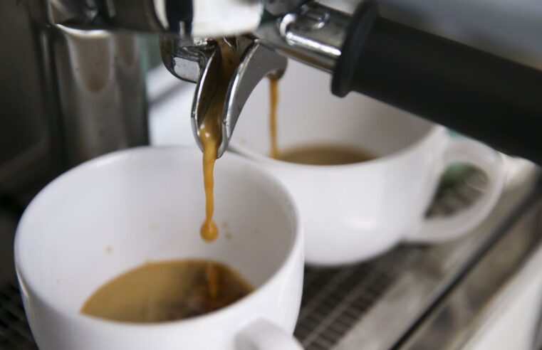 Café tem benefícios, mas pesquisa aponta que consumo da bebida pode causar aumento de palpitações cardíacas