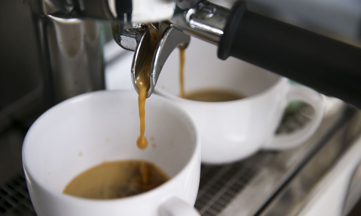 Café tem benefícios, mas pesquisa aponta que consumo da bebida pode causar aumento de palpitações cardíacas