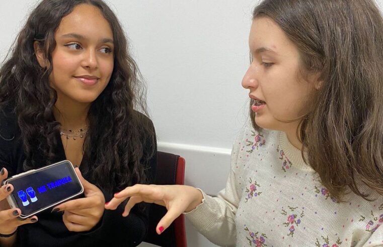 Estudantes do ensino técnico desenvolvem app para tradução em Libras