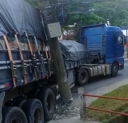 Colisão envolvendo caminhão causa atraso em linhas de ônibus de Petrópolis