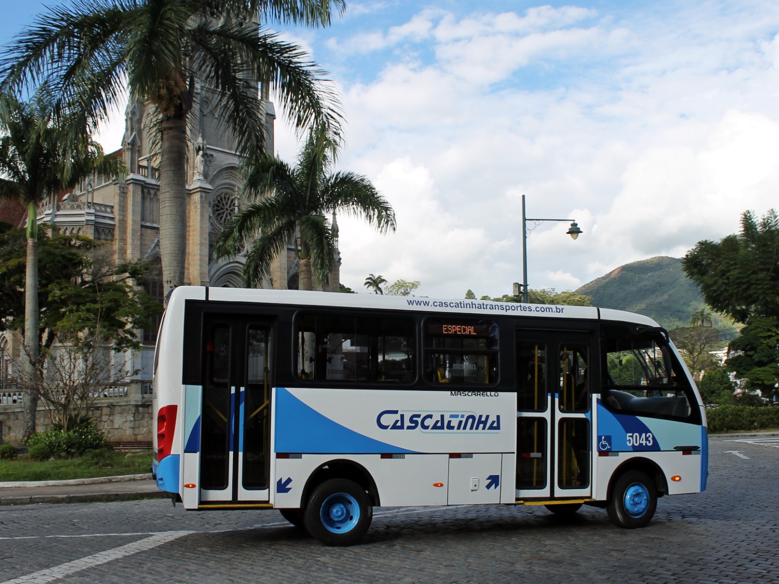 Comunidade do Alto da Boa Vista recebe dois ônibus