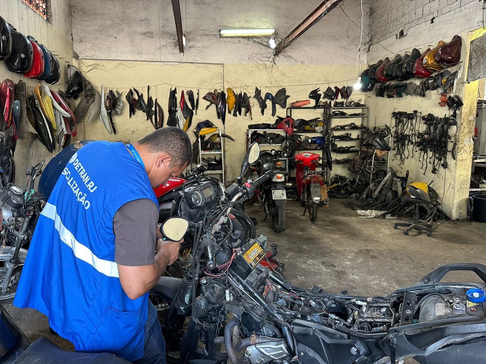 Detran.RJ fecha oficina de desmanche de motos em Bangu, na Zona Oeste do Rio