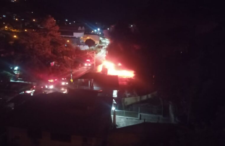 Incêndio é registrado na garagem da empresa de ônibus Perto Ita