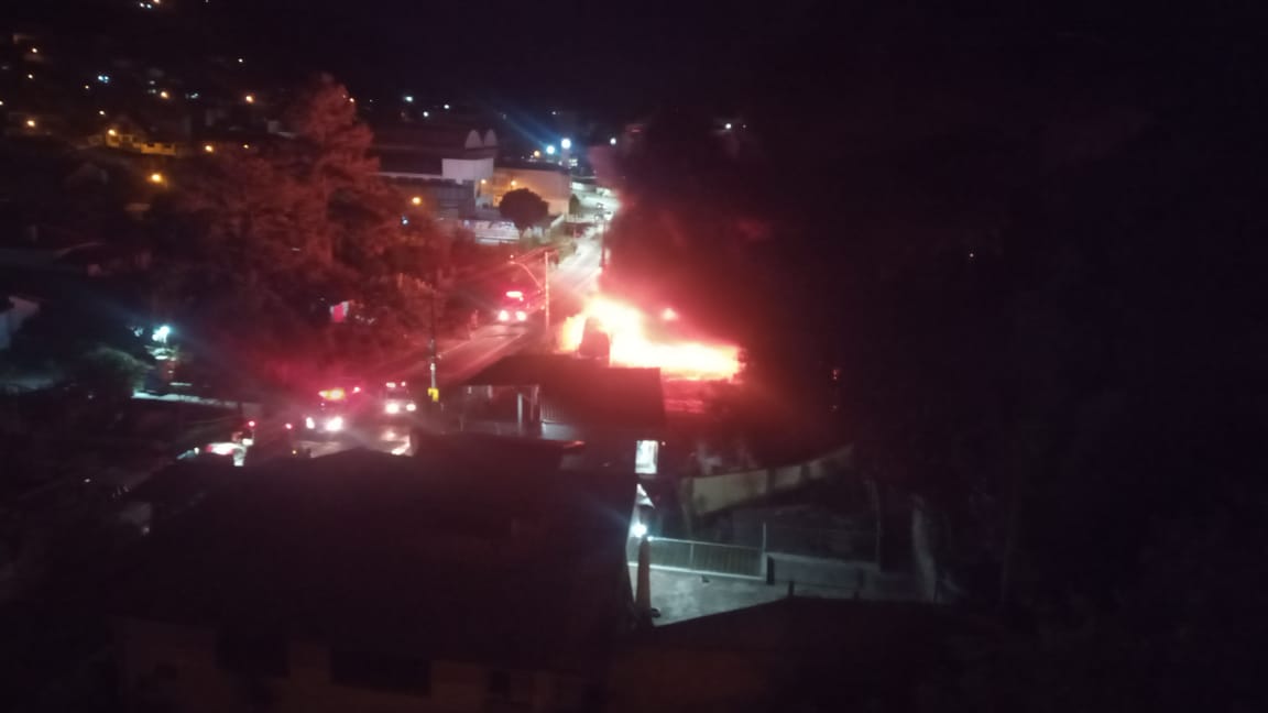 Incêndio é registrado na garagem da empresa de ônibus Perto Ita