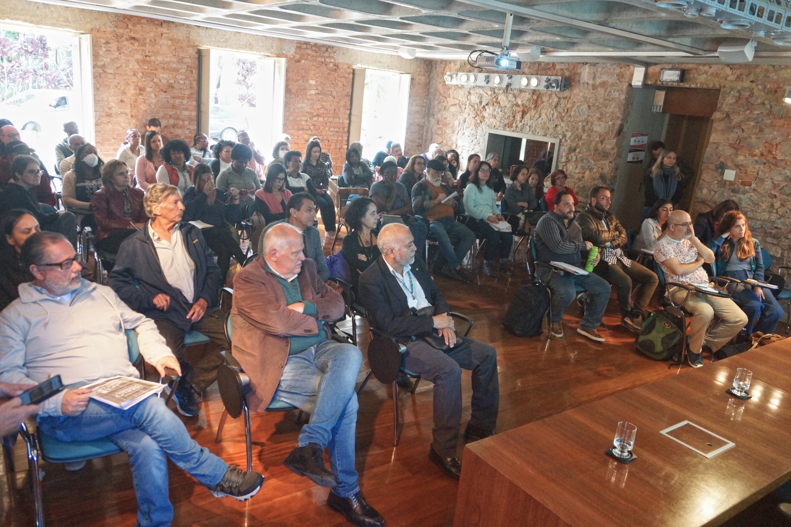 Encontro no Palácio Itaboraí reúne técnicos e representantes comunitários
