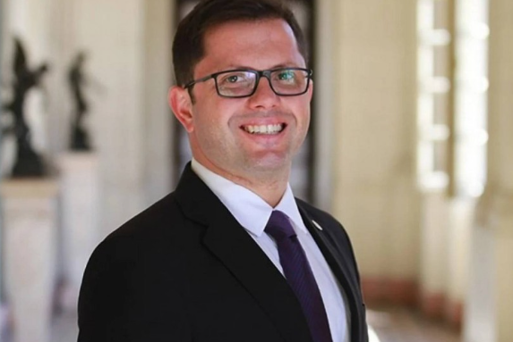 Em sessão na Alerj, deputado critica falta de política habitacional em Petrópolis