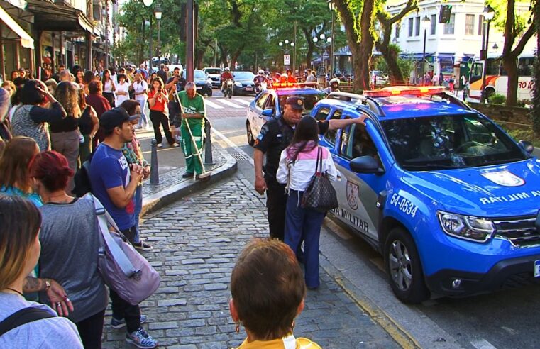 Mulher que retirou cachorro, de homem que vive em situação de rua, presta esclarecimentos à polícia