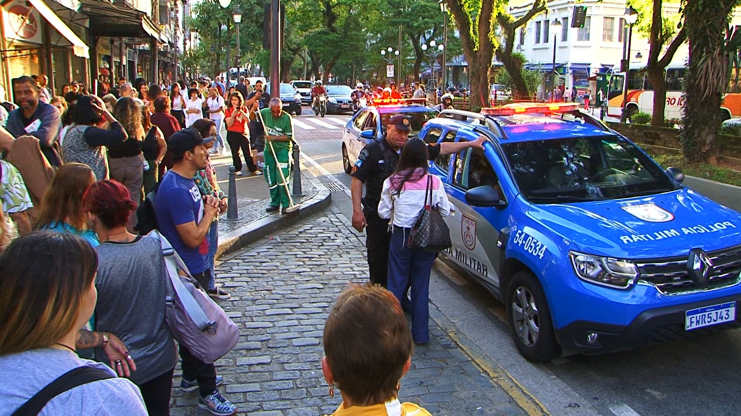 Mulher que retirou cachorro, de homem que vive em situação de rua, presta esclarecimentos à polícia