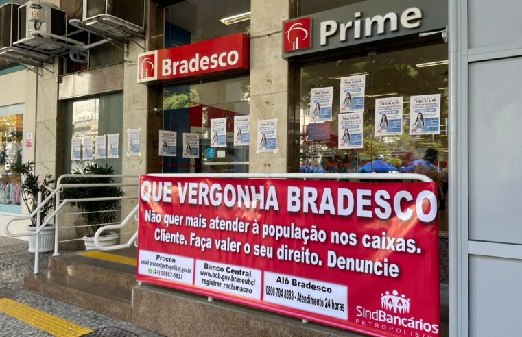 Sindicato dos Bancários de Petrópolis realiza manifestação contra fechamento de agências e recusa de atendimento