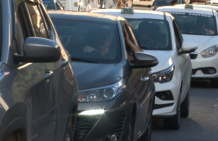 Motoristas de Petrópolis reclamam de trânsito intenso após obra e poda de árvore serem realizadas na quinta-feira