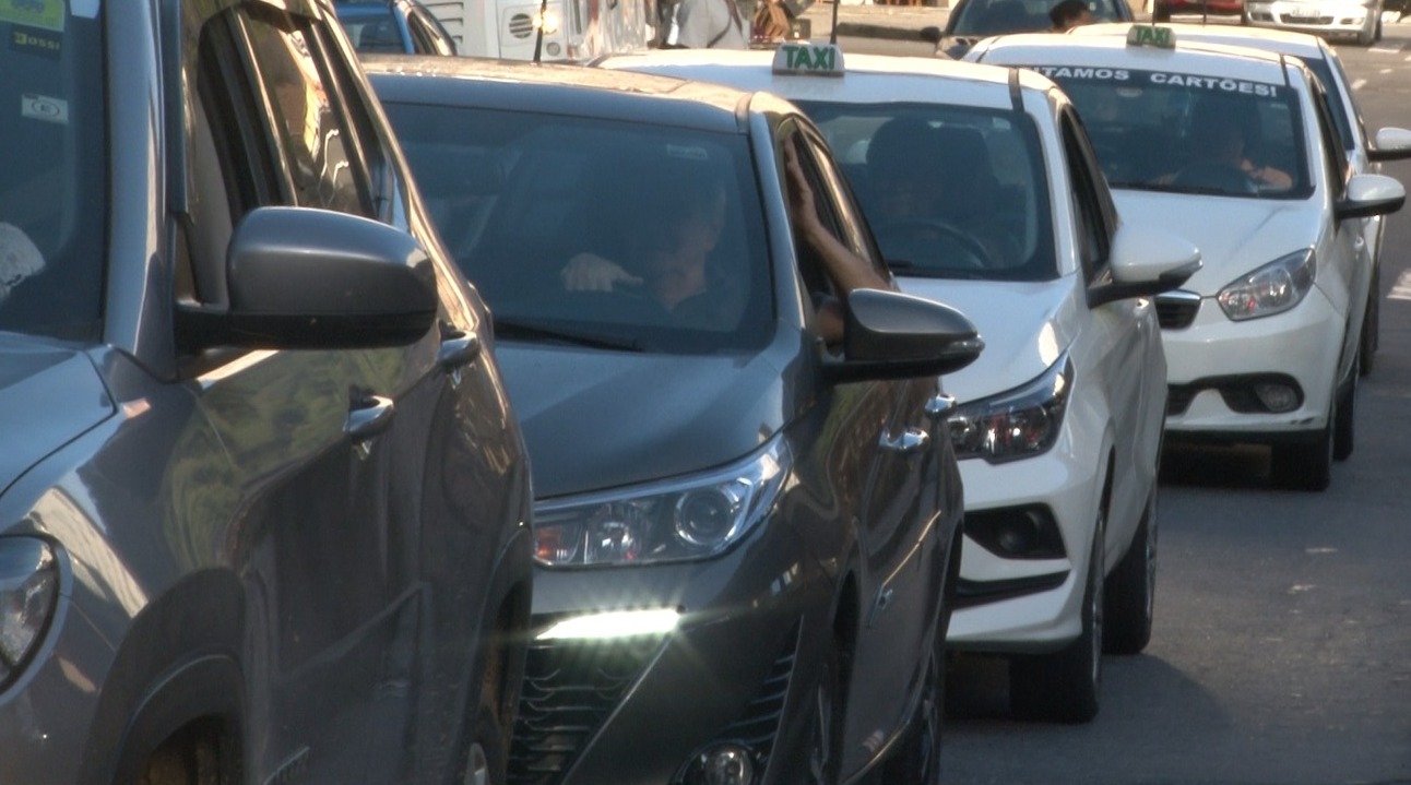 Motoristas de Petrópolis reclamam de trânsito intenso após obra e poda de árvore serem realizadas na quinta-feira