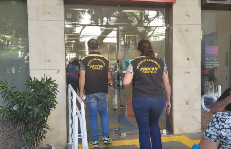 Procon fiscaliza agências bancárias após denúncia