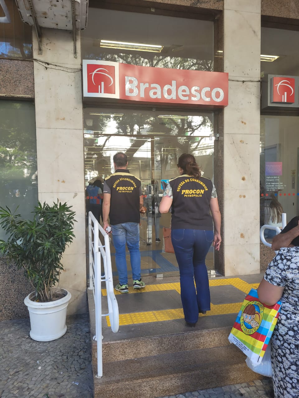 Procon fiscaliza agências bancárias após denúncia