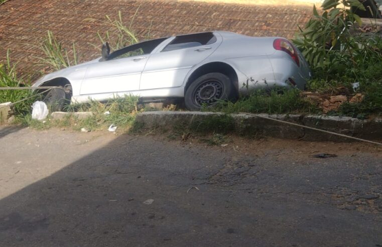 Carro perde o freio e quase despenca em ribanceira na localidade Boa vista, em Petrópolis