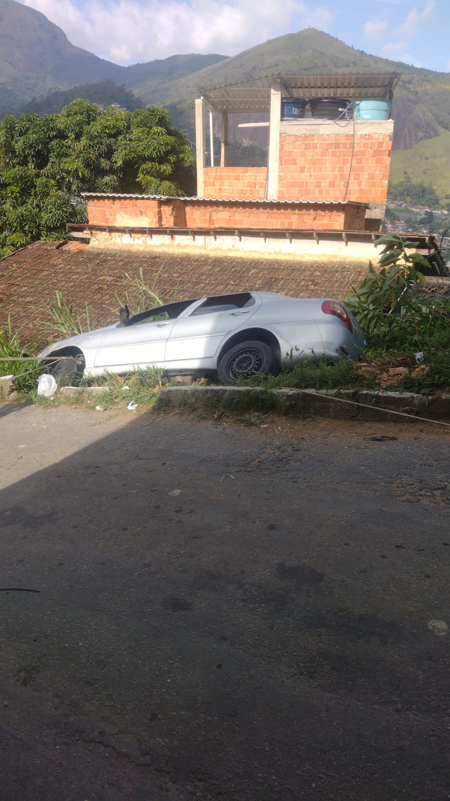 Carro perde o freio e quase despenca em ribanceira na localidade Boa vista, em Petrópolis