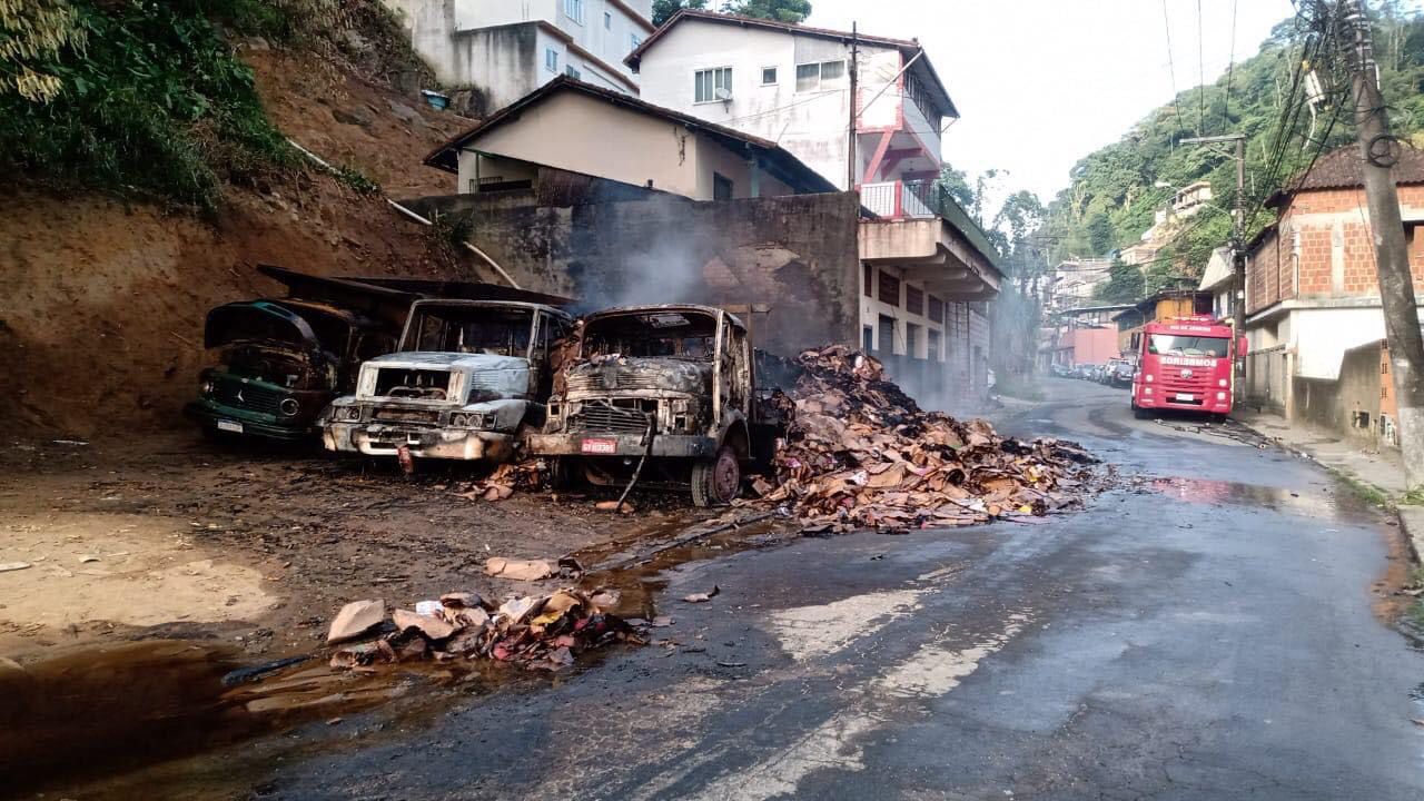 Três caminhões pegam fogo no bairro Esperança em Petrópolis