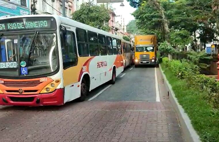 Ônibus com licenciamento vencido quebra no Centro de Petrópolis