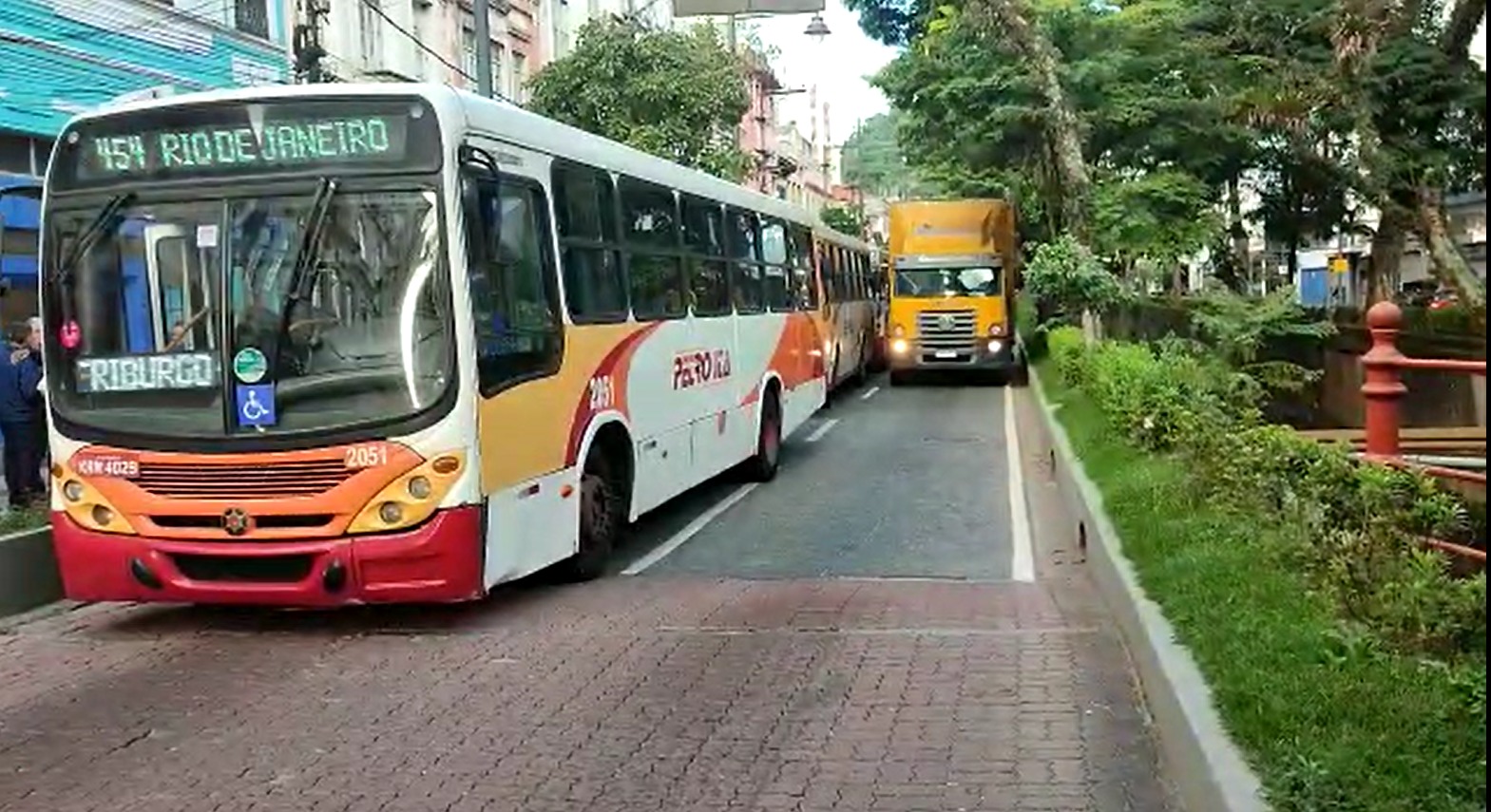 Ônibus com licenciamento vencido quebra no Centro de Petrópolis