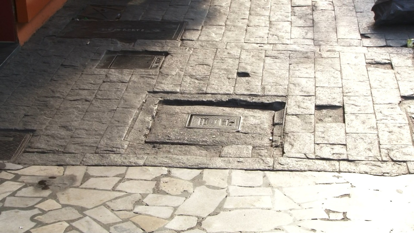 Pedestres denunciam péssimas condições das ruas no Centro de Petrópolis