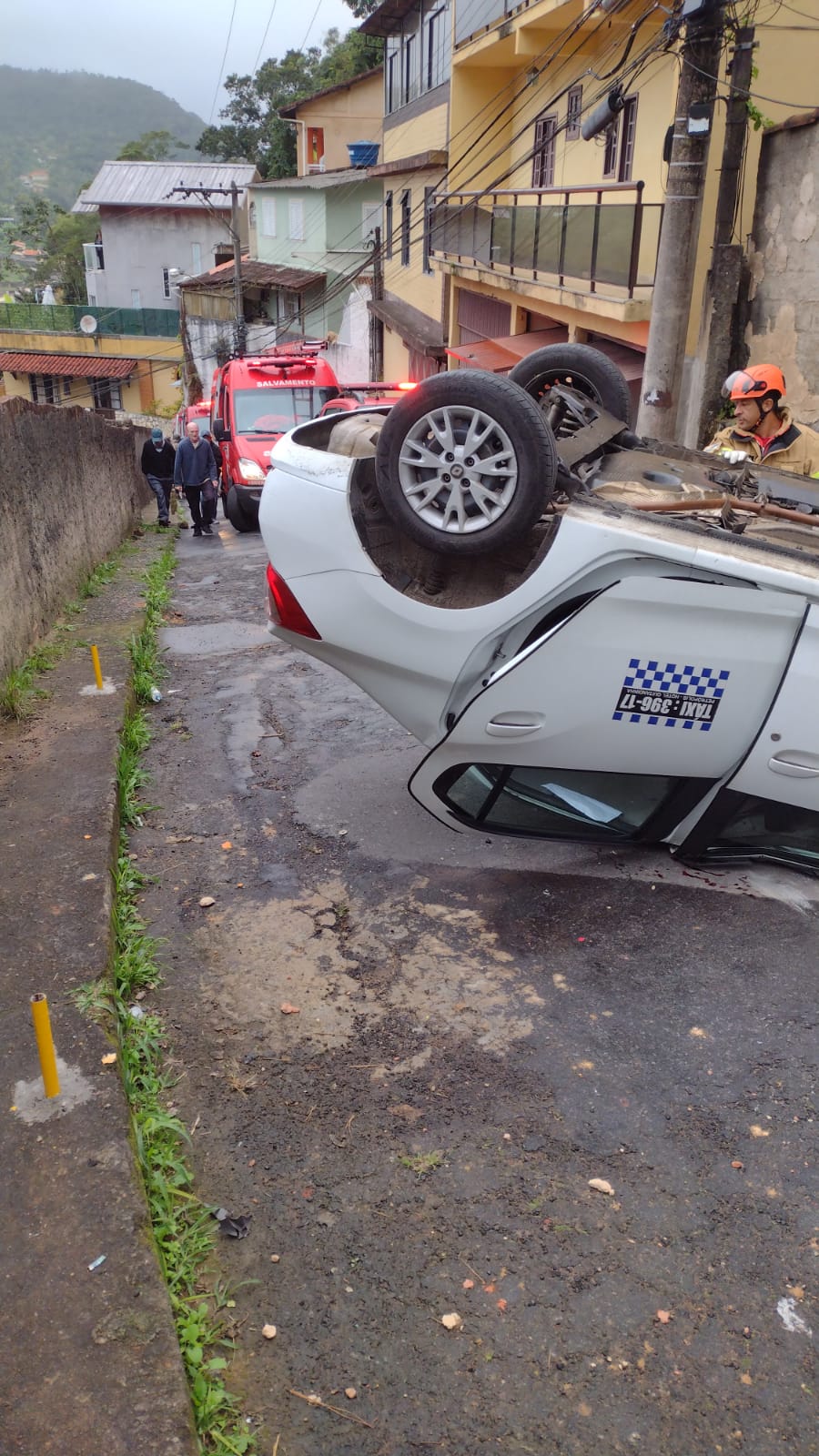 Taxista sofre acidente no Vaparaíso, em Petrópolis