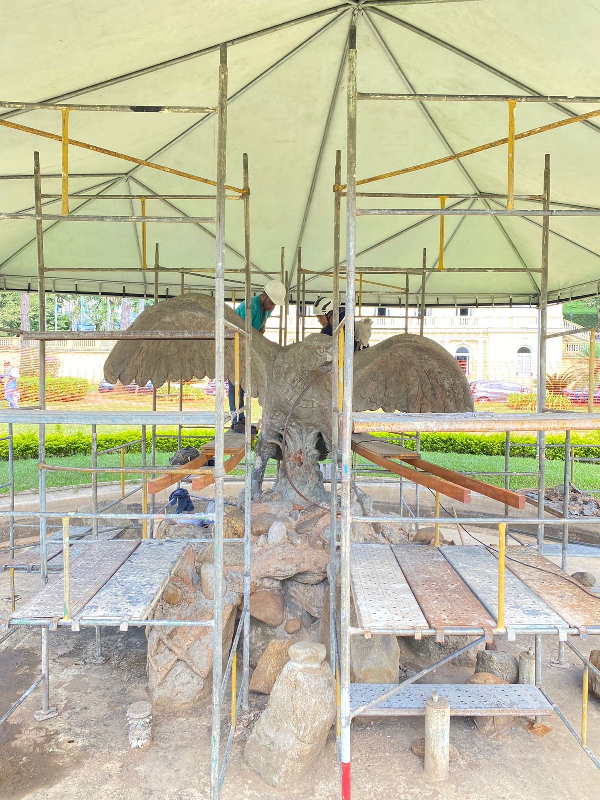 Restauração do monumento da Águia finalmente tem início