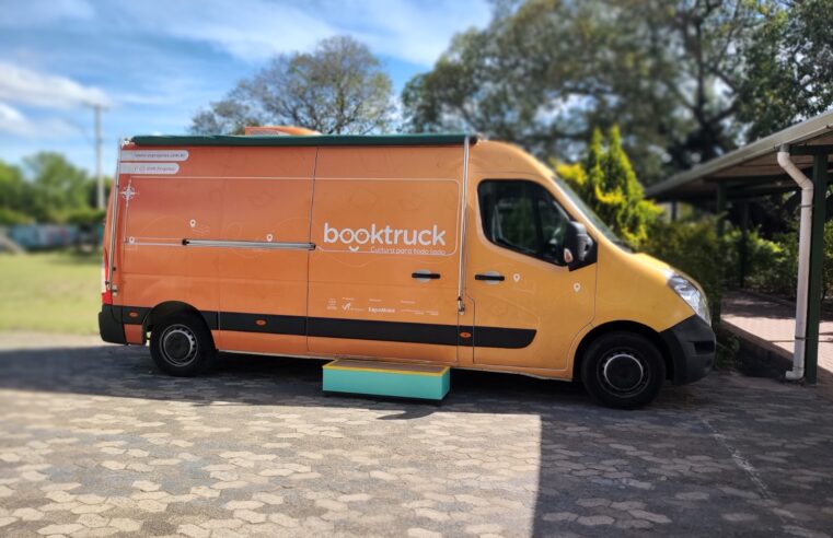 Biblioteca itinerante BookTruck leva cultura e diversão para alunos de Petrópolis