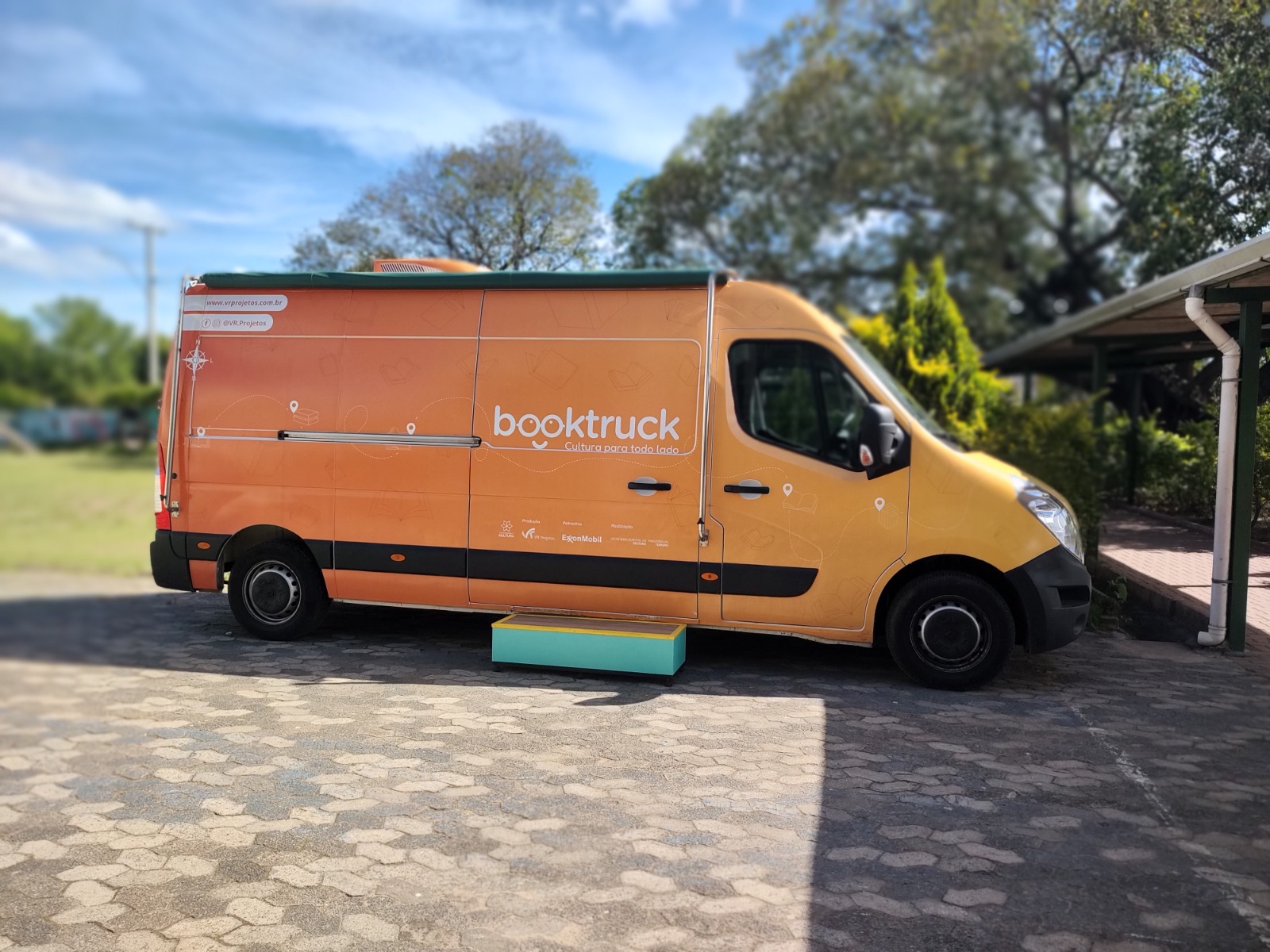 Biblioteca itinerante BookTruck leva cultura e diversão para alunos de Petrópolis