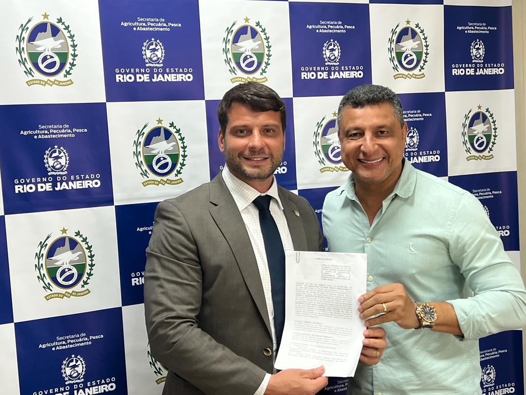 Estado entrega equipamentos para recuperação de vias no Brejal