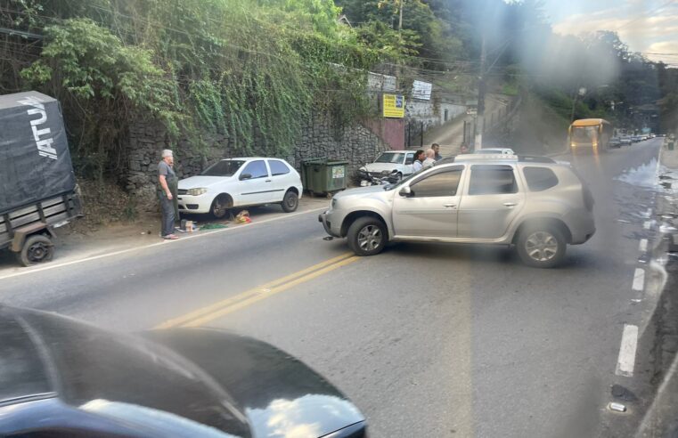 Carro e moto colidem na tarde desta quinta-feira (18), na localidade de Corrêas, em Petrópolis