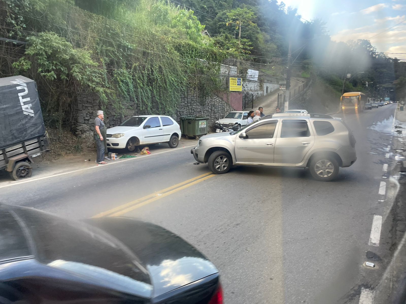 Carro e moto colidem na tarde desta quinta-feira (18), na localidade de Corrêas, em Petrópolis