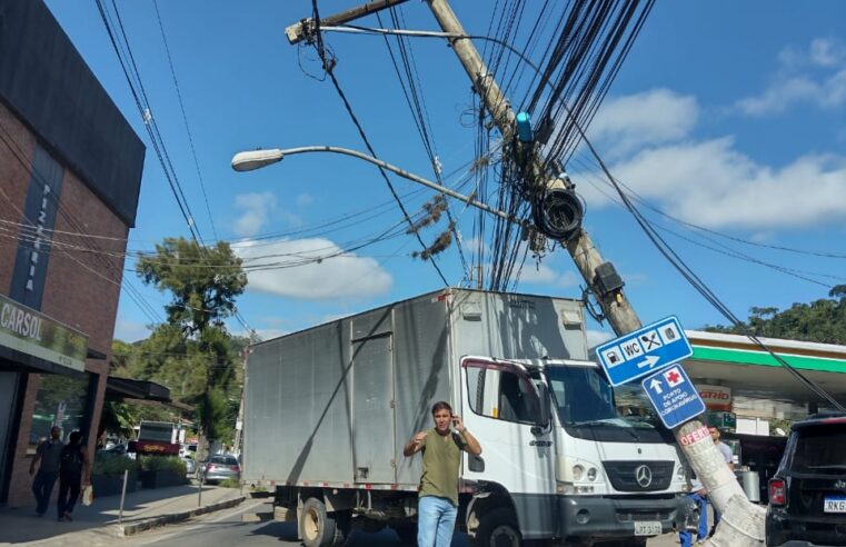 Motorista de caminhão colide contra poste em Itaipava