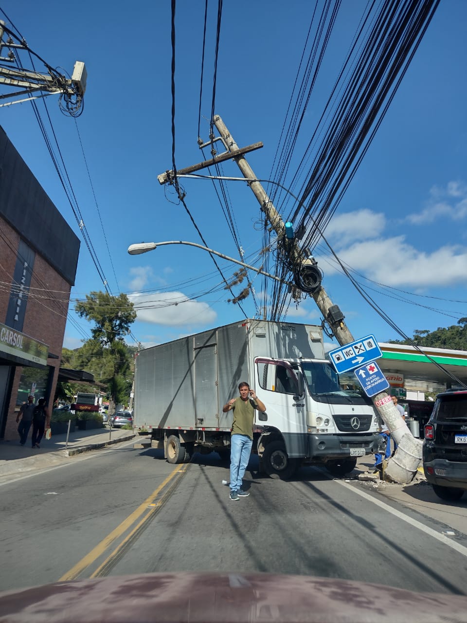 Motorista de caminhão colide contra poste em Itaipava