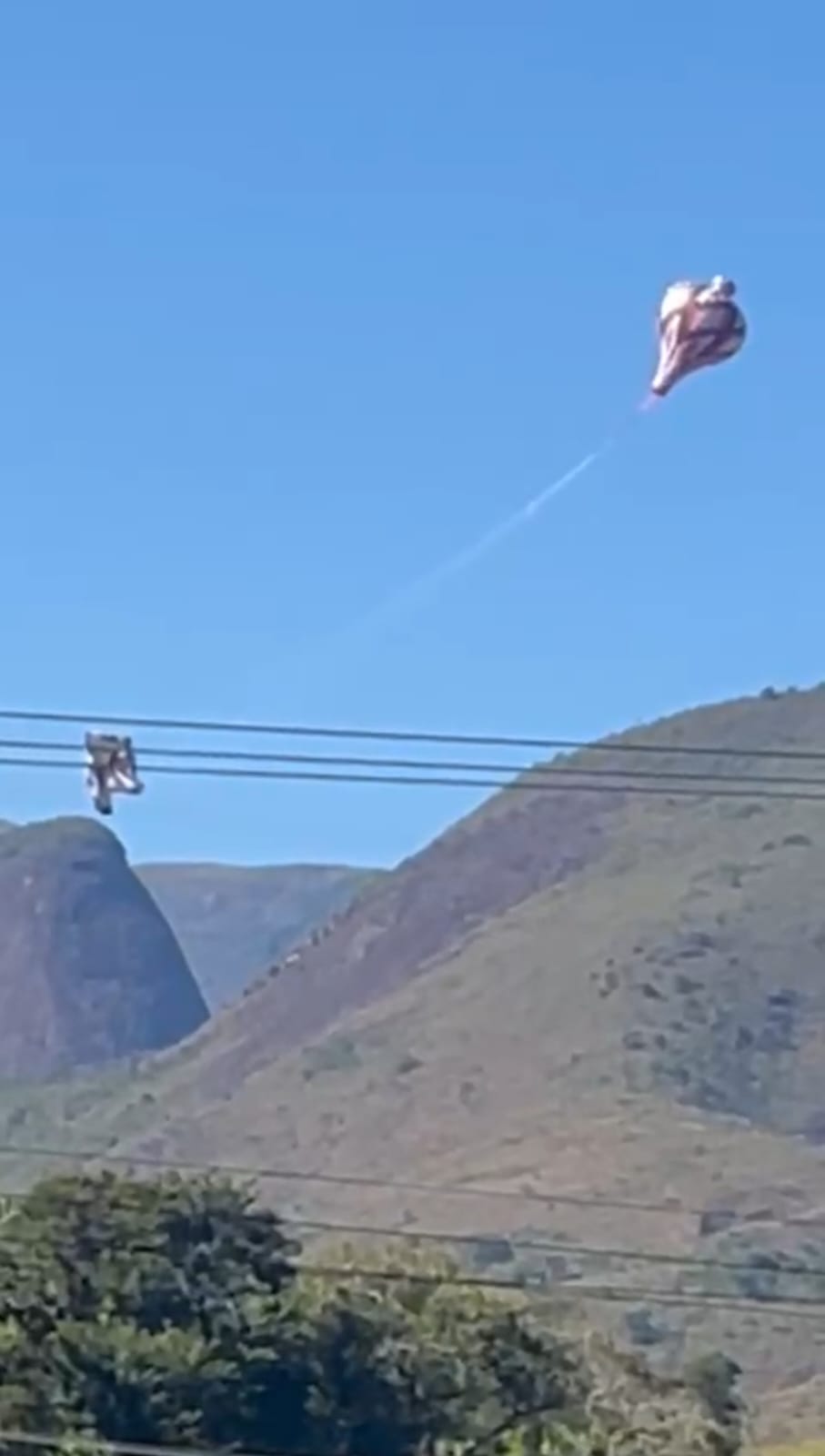 Balão cai em rede elétrica na altura de Bonsucesso
