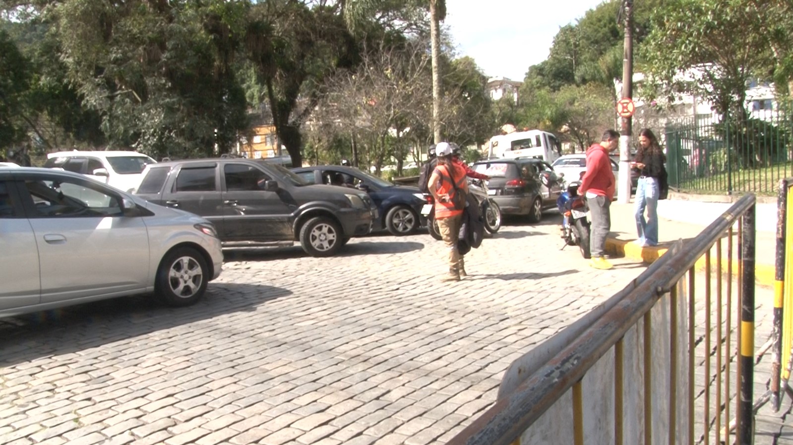 Trânsito na Rua Alfredo Pachá é liberado em meia pista