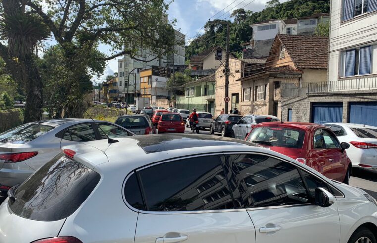 Motoristas reclamam da falta de aviso prévio nas obras emergenciais de Petrópolis