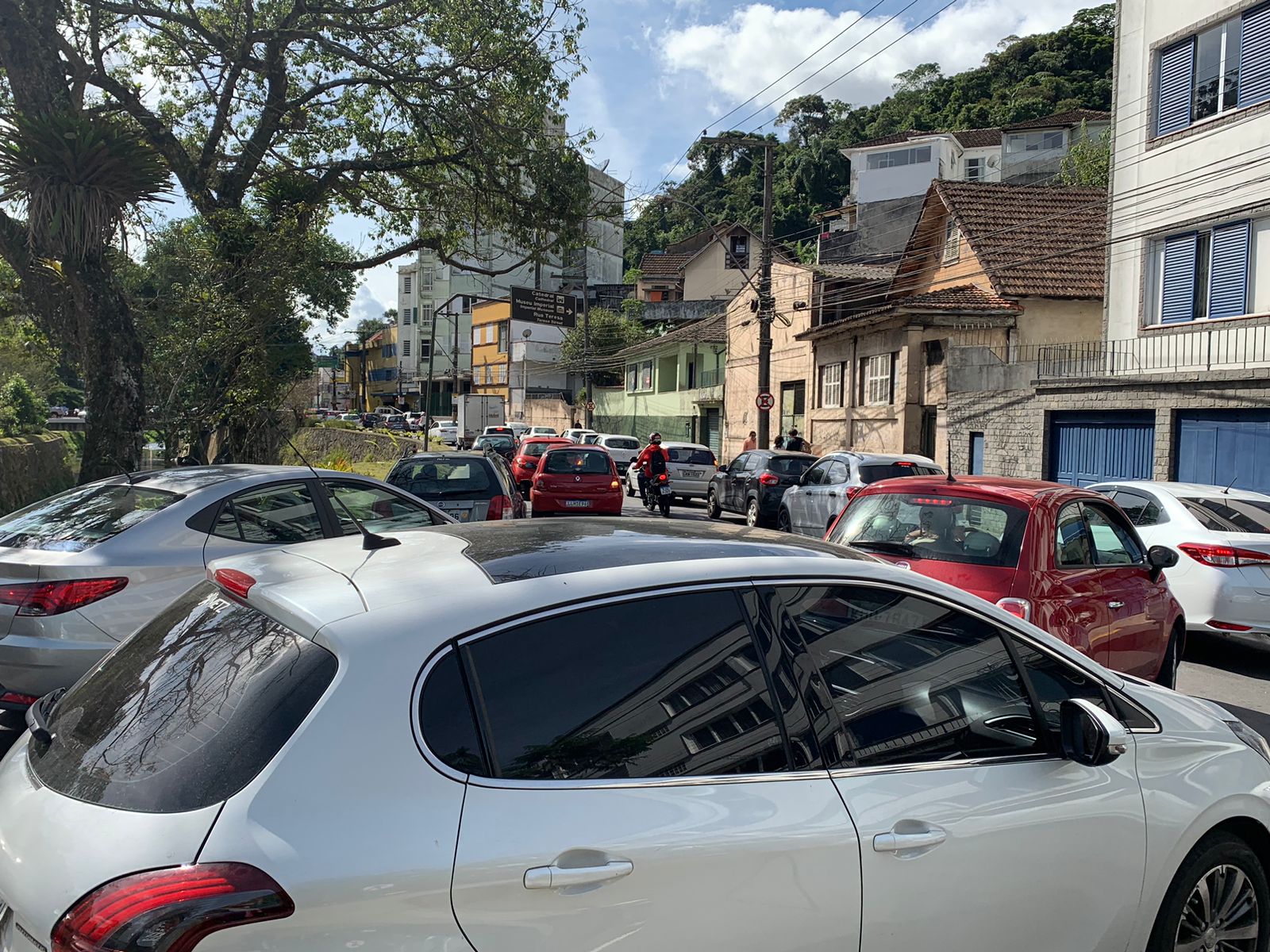 Motoristas reclamam da falta de aviso prévio nas obras emergenciais de Petrópolis