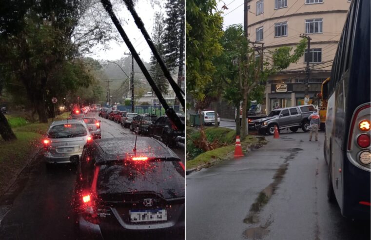 Retirada de veículo, que caiu no rio, causa atraso em linhas de ônibus em Petrópolis