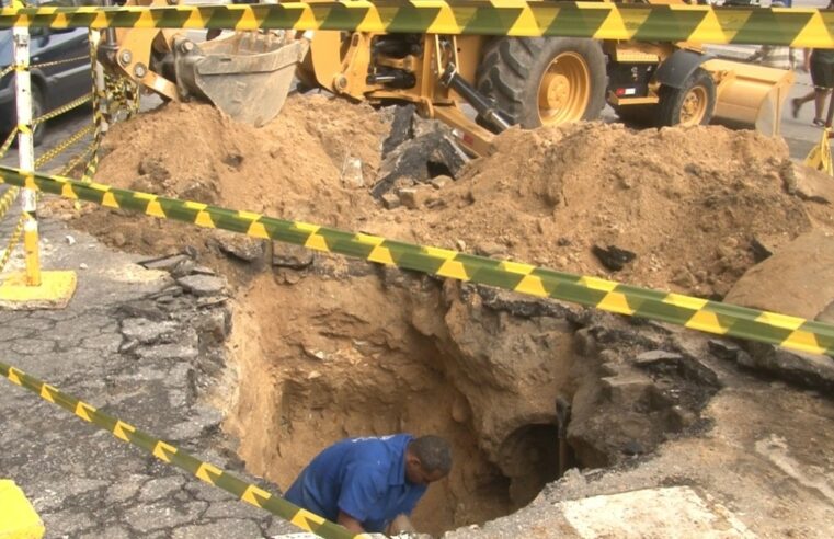 Cratera abre na subida da Rua Santos Dumont, no Centro de Petrópolis