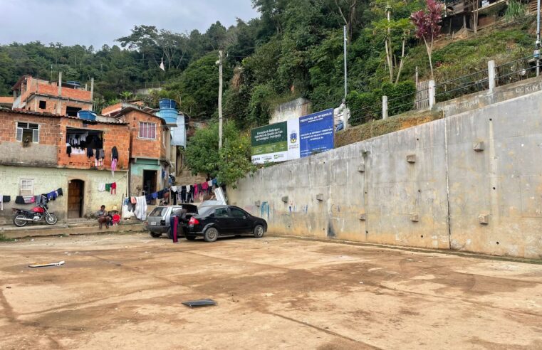 Obras da quadra do Vale do Carangola estão abandonadas há quase dois anos
