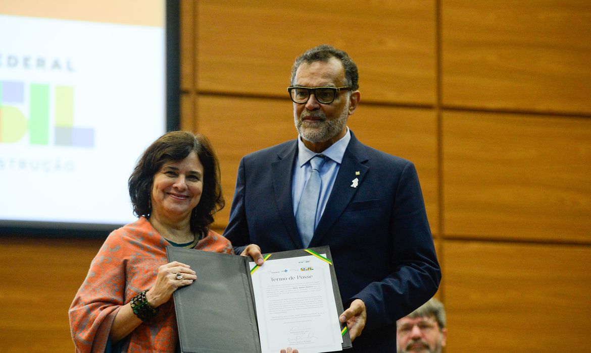 Ministra defende vacinação contra a gripe em todas faixa etárias