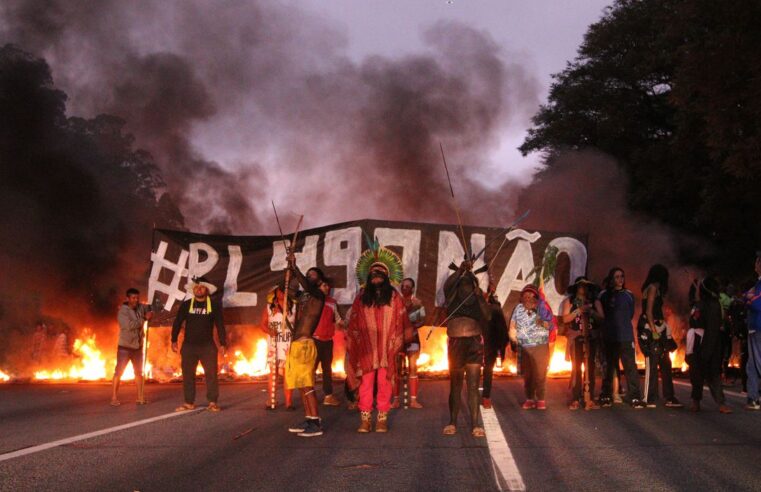 Povo guarani bloqueia rodovia em São Paulo contra marco temporal